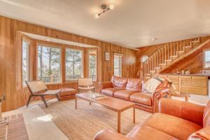 un soggiorno con un divano e un tavolo di Captains Cottage a Pacific City Altre 58 foto