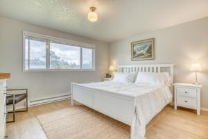 una camera con un letto bianco e una finestra di Sea Ranch 78 a Gearhart