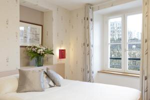 Cama ou camas em um quarto em Logis Hôtel Duquesne