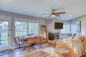 una sala de estar con una mesa y un sofá en Ski House 154 - Meredith Lodging, en Bend