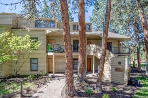 una casa con árboles delante en Ski House 154 - Meredith Lodging, en Bend