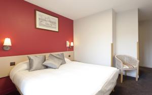 Cama ou camas em um quarto em Logis Hôtel Duquesne