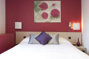 Cama ou camas em um quarto em Logis Hôtel Duquesne
