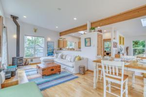 Χώρος καθιστικού στο Modern Manzanita Retreat - Meredith Lodging