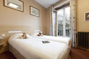 Cama ou camas em um quarto em Logis Hôtel Duquesne