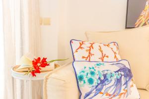 uma cama com uma almofada e uma flor sobre uma mesa em Nuevo Costa Blanca - Costa CarpeDiem em Calpe