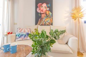 uma sala de estar com um sofá branco e um quadro em Nuevo Costa Blanca - Costa CarpeDiem em Calpe