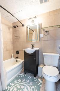 费尔维尤帕克Georgetown Villas 2-1c King and Queen Bedrooms ideal for long stays!的带水槽、马桶和浴缸的浴室 更多27张照片