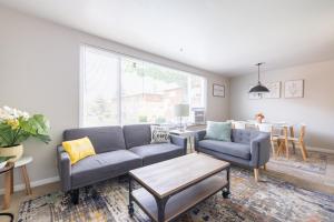 Georgetown Villas 2-1c King and Queen Bedrooms ideal for long stays!的休息区