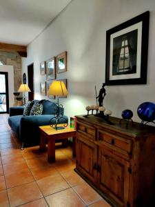 sala de estar con sofá y mesa en Villa Sueño Azul B&B, en Guanajuato