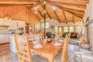 uma cozinha e sala de jantar com uma mesa de madeira e cadeiras em Sunriver Treehouse em Sunriver