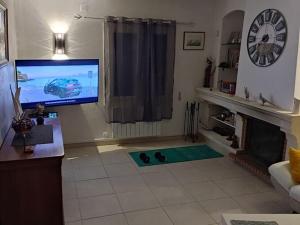 Telewizja i/lub zestaw kina domowego w obiekcie Villa in Vidauban with Pool and BBQ Terrace