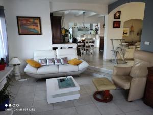 Część wypoczynkowa w obiekcie Villa in Vidauban with Pool and BBQ Terrace