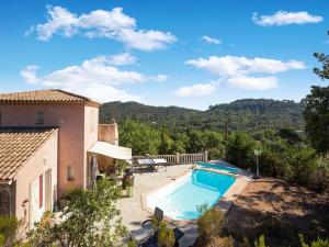 willa z basenem i górami w tle w obiekcie Villa in Vidauban with Pool and BBQ Terrace w mieście Vidauban