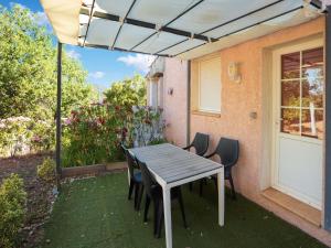 Ogród w obiekcie Villa in Vidauban with Pool and BBQ Terrace
