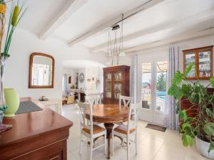 jadalnia z drewnianym stołem i krzesłami w obiekcie Villa in Vidauban with Pool and BBQ Terrace w mieście Vidauban