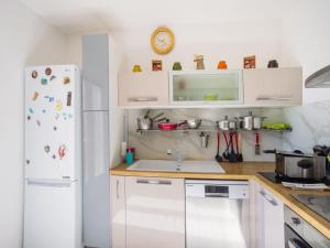 Kuchnia lub aneks kuchenny w obiekcie Villa in Vidauban with Pool and BBQ Terrace