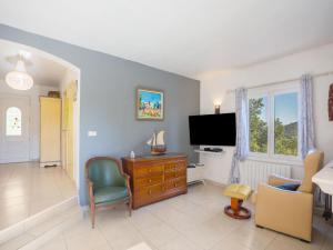 Telewizja i/lub zestaw kina domowego w obiekcie Villa in Vidauban with Pool and BBQ Terrace