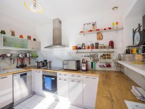 Kuchnia lub aneks kuchenny w obiekcie Villa in Vidauban with Pool and BBQ Terrace