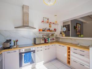 Kuchnia lub aneks kuchenny w obiekcie Villa in Vidauban with Pool and BBQ Terrace