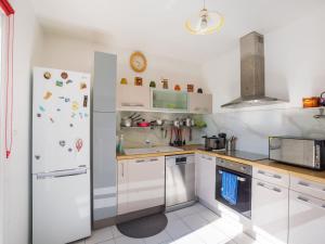 Kuchnia lub aneks kuchenny w obiekcie Villa in Vidauban with Pool and BBQ Terrace