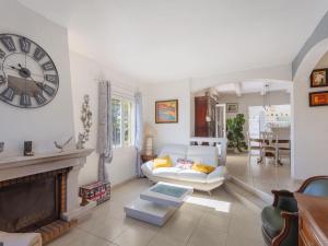 Część wypoczynkowa w obiekcie Villa in Vidauban with Pool and BBQ Terrace