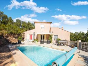 basen przed domem w obiekcie Villa in Vidauban with Pool and BBQ Terrace w mieście Vidauban