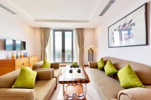 Khu vực ghế ngồi tại Vicanda Hotel & Suite