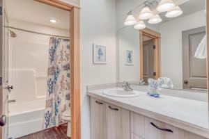 Ένα μπάνιο στο Short Walks MCA 983 - Meredith Lodging +49 φωτογραφίες