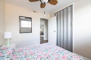 En eller flere senge i et værelse på Georgetown Villas 3-2c Close to Cleveland Airport and Fairview Hospital ideal for long stays!