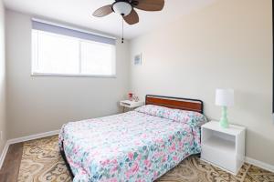 Un pat sau paturi într-o cameră la Georgetown Villas 3-2c Close to Cleveland Airport and Fairview Hospital ideal for long stays!