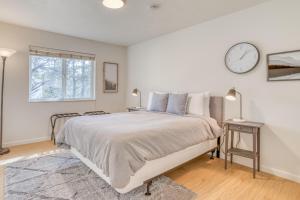 Postel nebo postele na pokoji v ubytování Shore Thing - Meredith Lodging