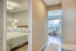 um quarto com uma cama, uma secretária e uma cadeira em Seaview Cottage em Lincoln City