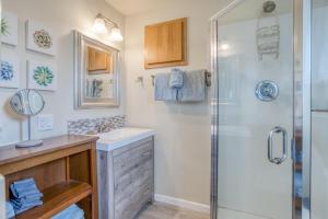 un baño con lavabo y ducha en Riverfront Gem - Meredith Lodging, en Cloverdale 46 fotos más