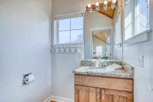 un baño con lavabo y espejo en Bella Casa, en Depoe Bay 92 fotos más