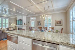Una cocina con encimera y una sala de estar. en Sea Haven - Bella Beach, en Depoe Bay