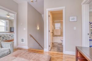 una sala de estar con una escalera que conduce a un baño en Sea Haven - Bella Beach, en Depoe Bay 63 fotos más