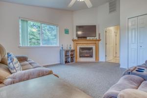 a living room with two couches and a fireplace at Beverly Beach Seaclusion in Newport