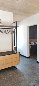 Un dormitorio con una litera y un techo de madera. en w lesie, en Skrwilno