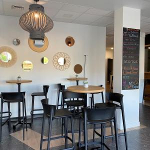 Een restaurant of ander eetgelegenheid bij Auberge de jeunesse HI Clermont-Ferrand