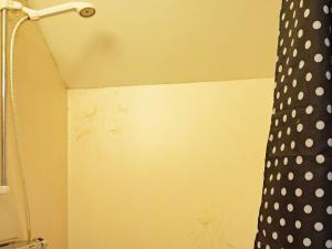 呂瑟希爾的住宿－Holiday home LYSEKIL XXVII，浴室内配有黑色和白色的淋浴帘。