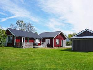 ein paar rote Häuser mit einem grünen Hof in der Unterkunft Holiday home STRÖMSTAD XXVIII in Strömstad