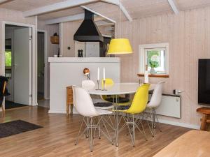 een keuken en eetkamer met een tafel en stoelen bij Holiday home Ebeltoft CLXXXVII in Ebeltoft