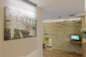 Uma TV ou centro de entretenimento em Logis Hôtel Duquesne