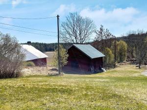 un granero en medio de un campo en Holiday home ARBOGA II, en Arboga