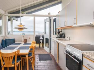 Una cocina y un comedor con mesa y sillas. en Panoramic Seaside Escape - By Traum Ferienwohnungen, en Aabenraa 13 fotos más