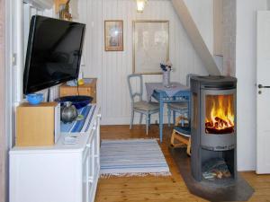 uma sala de estar com lareira e televisão em Holiday home HÖLLVIKEN III em Höllviken