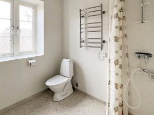 Yngsjöにある6 person holiday home in YNGSJÖ, SVERIGE-By Traumのトイレと窓のあるバスルーム +17枚の写真