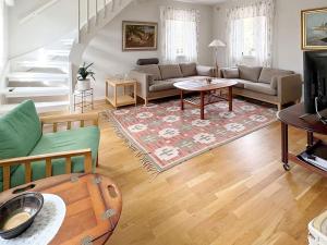 ein Wohnzimmer mit einem Sofa und einem Tisch in der Unterkunft Holiday home YNGSJÖ, SVERIGE II in Yngsjö