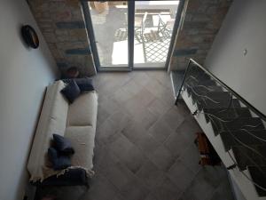 Posezení v ubytování Koroni Stone House, newly built studios by the sea